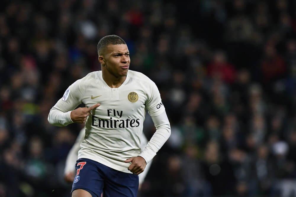 记者：B费腿筋受伤预计缺席6场比赛，错过曼市德比踢枪手时复出